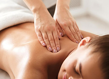 Soulagez les tensions et retrouvez l’équilibre avec le massage des tissus profonds à la Clinique Corps Idéal